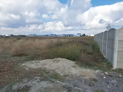 Teren viran plat cu zid de beton Otopeni Ilfov